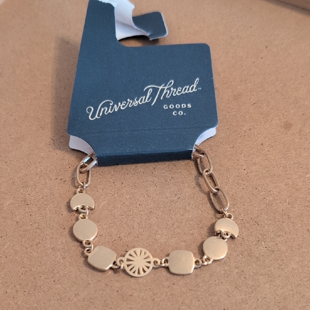 Universal Thread Gold Link Bracelet
